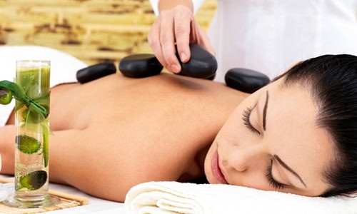 lợi ích tuyệt vời của massage đá nóng